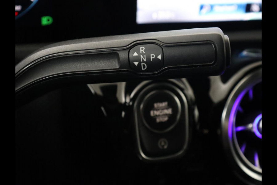 Mercedes-Benz CLA-Klasse 180 AMG | Carplay | Stoelverwarming | Camera | Navigatie | Leder/Alcantara | Sfeerverlichting | Park Assist | Full LED | Widescreen | Climate control | Sportstoelen | Cruise control