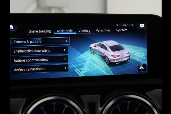 Mercedes-Benz CLA-Klasse 180 AMG | Carplay | Stoelverwarming | Camera | Navigatie | Leder/Alcantara | Sfeerverlichting | Park Assist | Full LED | Widescreen | Climate control | Sportstoelen | Cruise control