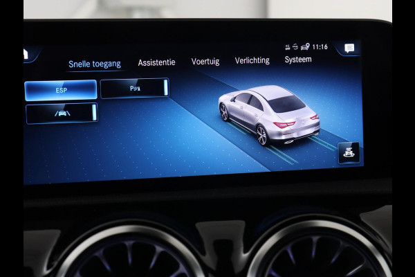 Mercedes-Benz CLA-Klasse 180 AMG | Carplay | Stoelverwarming | Camera | Navigatie | Leder/Alcantara | Sfeerverlichting | Park Assist | Full LED | Widescreen | Climate control | Sportstoelen | Cruise control