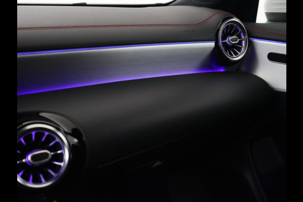 Mercedes-Benz CLA-Klasse 180 AMG | Carplay | Stoelverwarming | Camera | Navigatie | Leder/Alcantara | Sfeerverlichting | Park Assist | Full LED | Widescreen | Climate control | Sportstoelen | Cruise control