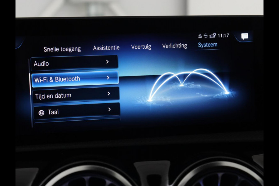 Mercedes-Benz CLA-Klasse 180 AMG | Carplay | Stoelverwarming | Camera | Navigatie | Leder/Alcantara | Sfeerverlichting | Park Assist | Full LED | Widescreen | Climate control | Sportstoelen | Cruise control