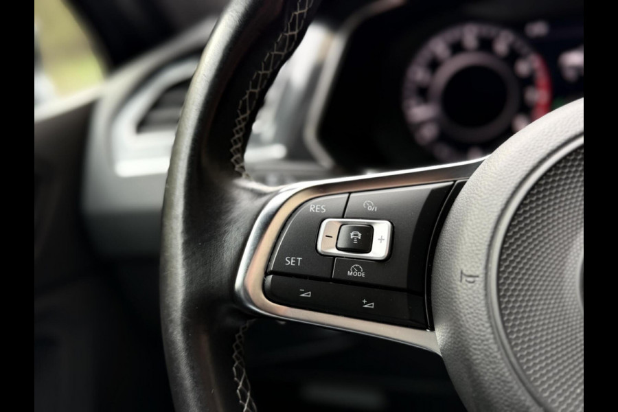Volkswagen Tiguan 1.4 TSI R-line Handgeschakeld | Half/leer | R-line stuurwiel | LED verlichting | Stoelverwarming | Zwarte hemelbekleding | Apple