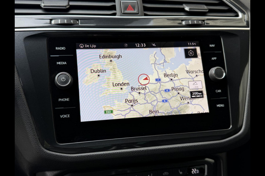 Volkswagen Tiguan 1.4 TSI R-line Handgeschakeld | Half/leer | R-line stuurwiel | LED verlichting | Stoelverwarming | Zwarte hemelbekleding | Apple