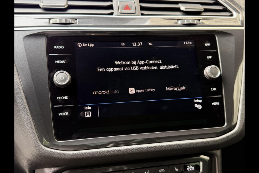 Volkswagen Tiguan 1.4 TSI R-line Handgeschakeld | Half/leer | R-line stuurwiel | LED verlichting | Stoelverwarming | Zwarte hemelbekleding | Apple