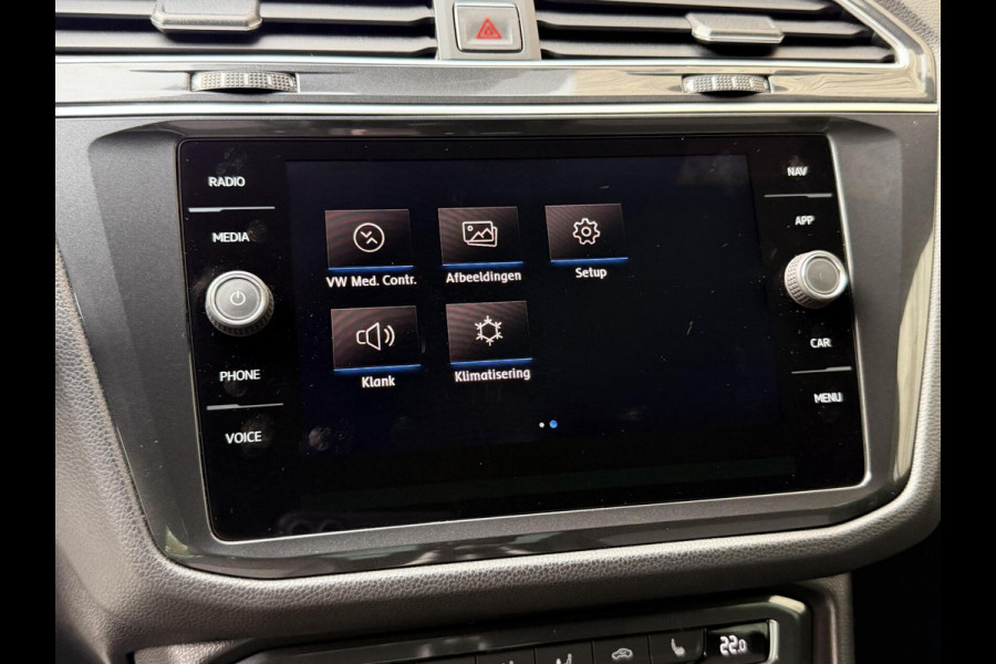 Volkswagen Tiguan 1.4 TSI R-line Handgeschakeld | Half/leer | R-line stuurwiel | LED verlichting | Stoelverwarming | Zwarte hemelbekleding | Apple