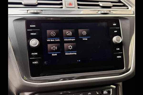 Volkswagen Tiguan 1.4 TSI R-line Handgeschakeld | Half/leer | R-line stuurwiel | LED verlichting | Stoelverwarming | Zwarte hemelbekleding | Apple