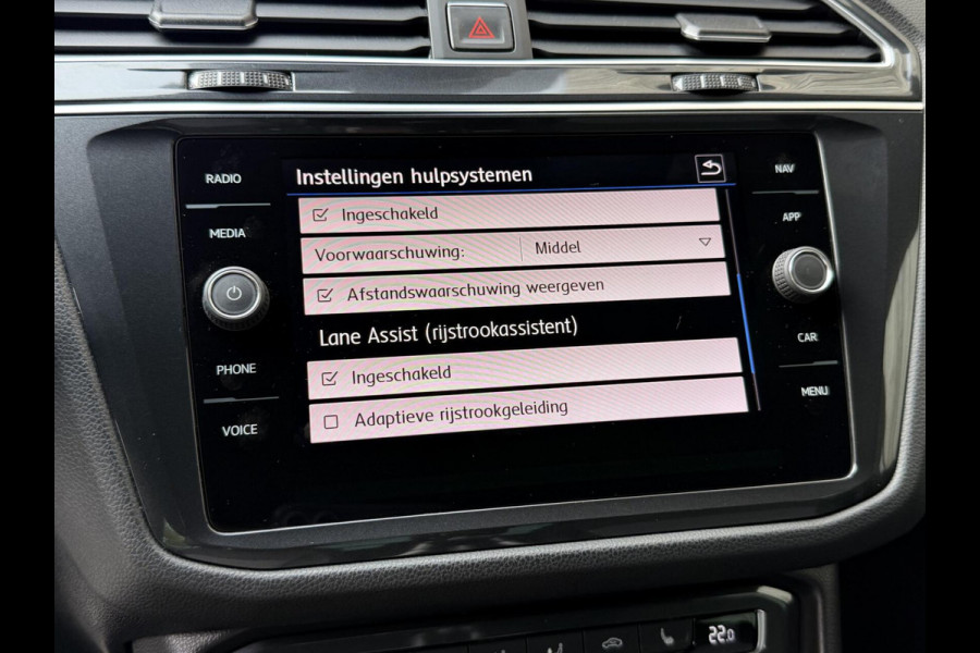 Volkswagen Tiguan 1.4 TSI R-line Handgeschakeld | Half/leer | R-line stuurwiel | LED verlichting | Stoelverwarming | Zwarte hemelbekleding | Apple