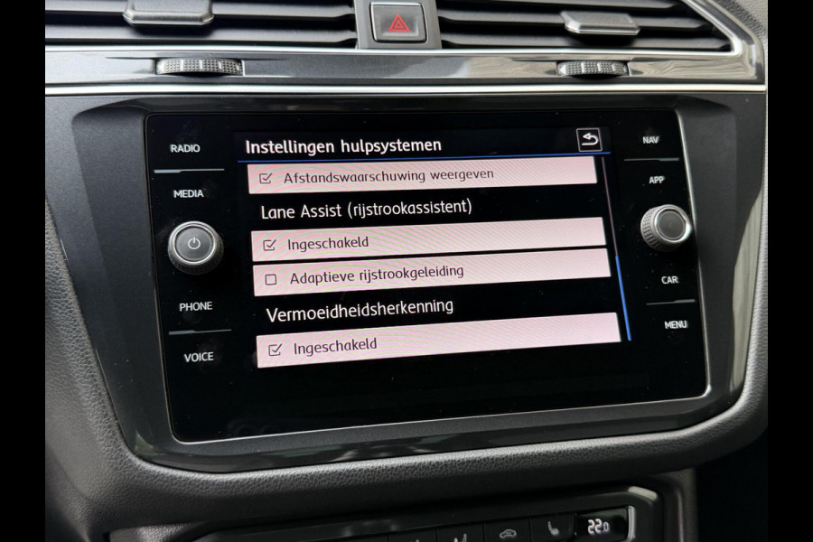 Volkswagen Tiguan 1.4 TSI R-line Handgeschakeld | Half/leer | R-line stuurwiel | LED verlichting | Stoelverwarming | Zwarte hemelbekleding | Apple