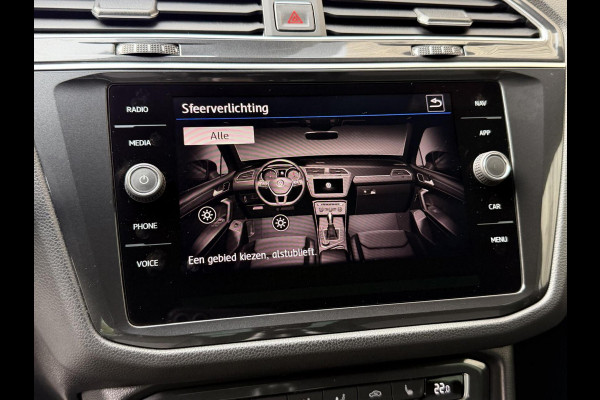 Volkswagen Tiguan 1.4 TSI R-line Handgeschakeld | Half/leer | R-line stuurwiel | LED verlichting | Stoelverwarming | Zwarte hemelbekleding | Apple