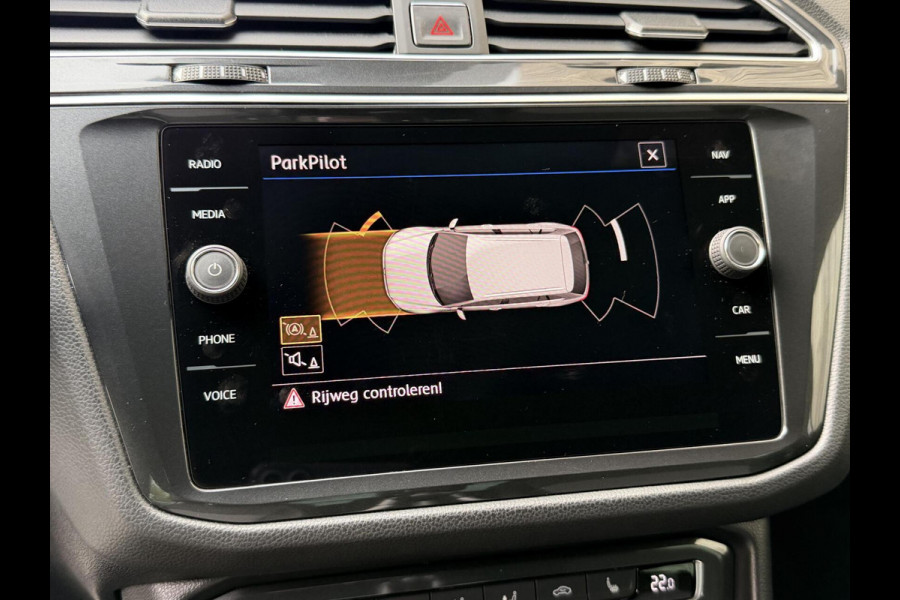 Volkswagen Tiguan 1.4 TSI R-line Handgeschakeld | Half/leer | R-line stuurwiel | LED verlichting | Stoelverwarming | Zwarte hemelbekleding | Apple