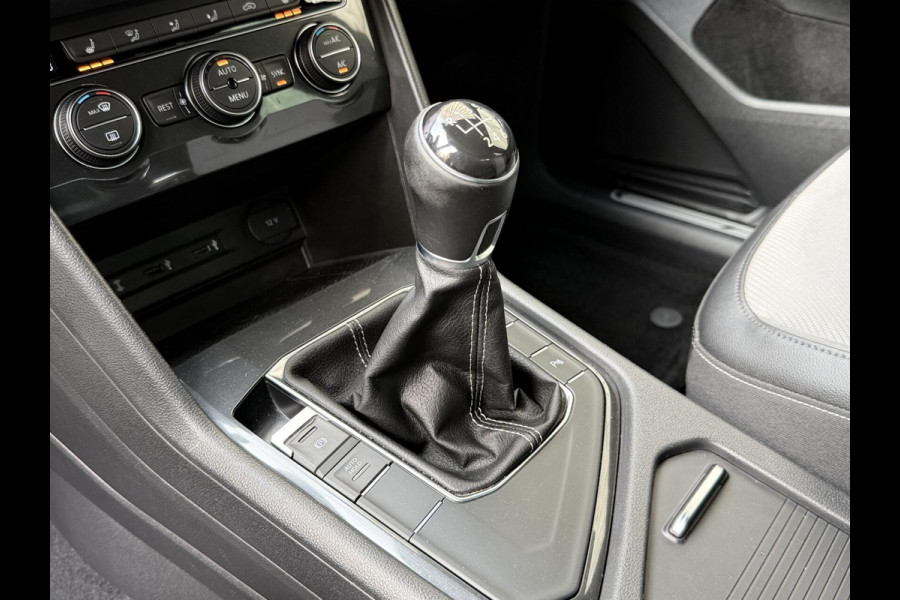 Volkswagen Tiguan 1.4 TSI R-line Handgeschakeld | Half/leer | R-line stuurwiel | LED verlichting | Stoelverwarming | Zwarte hemelbekleding | Apple