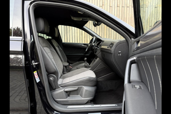 Volkswagen Tiguan 1.4 TSI R-line Handgeschakeld | Half/leer | R-line stuurwiel | LED verlichting | Stoelverwarming | Zwarte hemelbekleding | Apple