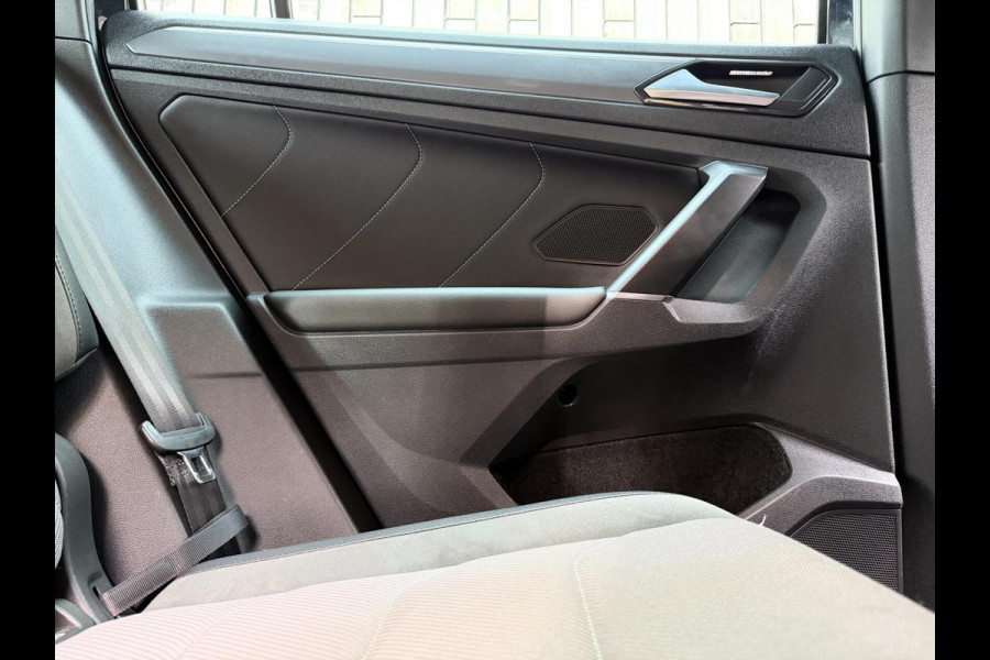 Volkswagen Tiguan 1.4 TSI R-line Handgeschakeld | Half/leer | R-line stuurwiel | LED verlichting | Stoelverwarming | Zwarte hemelbekleding | Apple