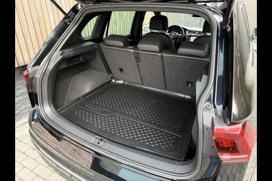 Volkswagen Tiguan 1.4 TSI R-line Handgeschakeld | Half/leer | R-line stuurwiel | LED verlichting | Stoelverwarming | Zwarte hemelbekleding | Apple