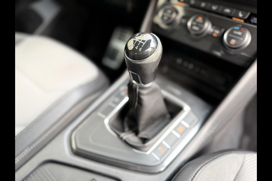 Volkswagen Tiguan 1.4 TSI R-line Handgeschakeld | Half/leer | R-line stuurwiel | LED verlichting | Stoelverwarming | Zwarte hemelbekleding | Apple