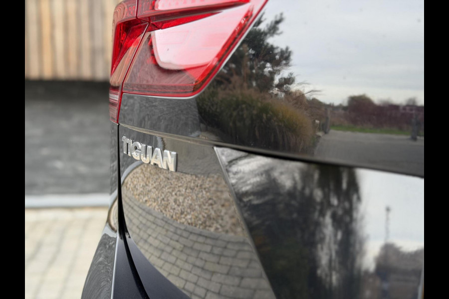 Volkswagen Tiguan 1.4 TSI R-line Handgeschakeld | Half/leer | R-line stuurwiel | LED verlichting | Stoelverwarming | Zwarte hemelbekleding | Apple