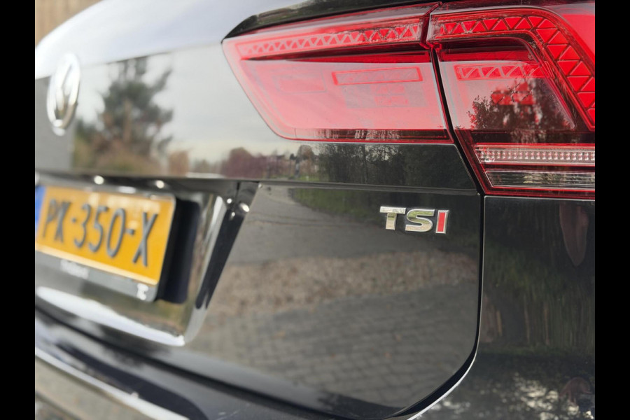 Volkswagen Tiguan 1.4 TSI R-line Handgeschakeld | Half/leer | R-line stuurwiel | LED verlichting | Stoelverwarming | Zwarte hemelbekleding | Apple