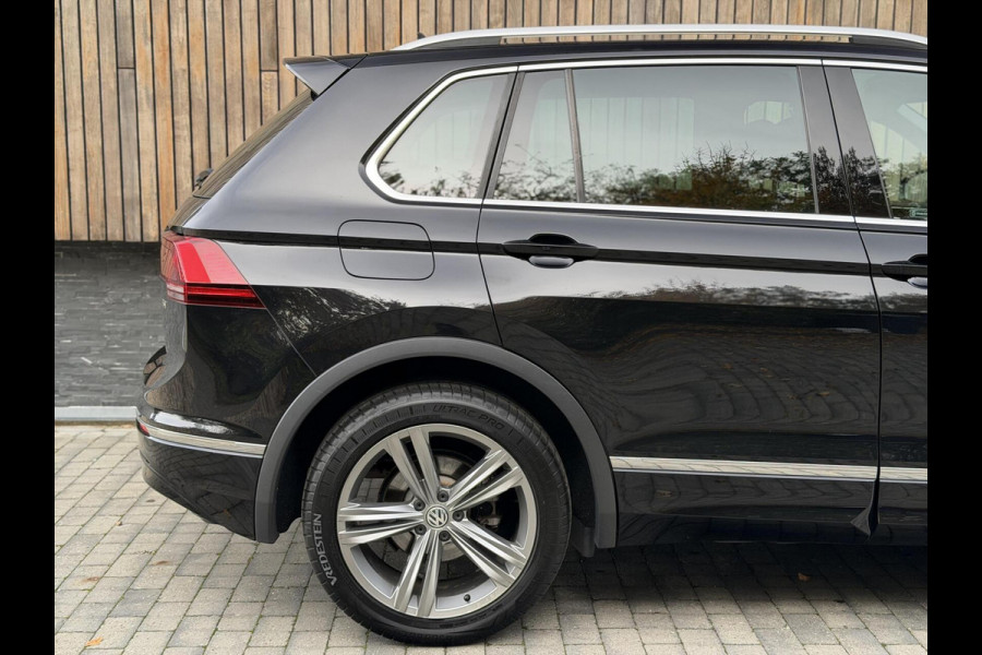 Volkswagen Tiguan 1.4 TSI R-line Handgeschakeld | Half/leer | R-line stuurwiel | LED verlichting | Stoelverwarming | Zwarte hemelbekleding | Apple