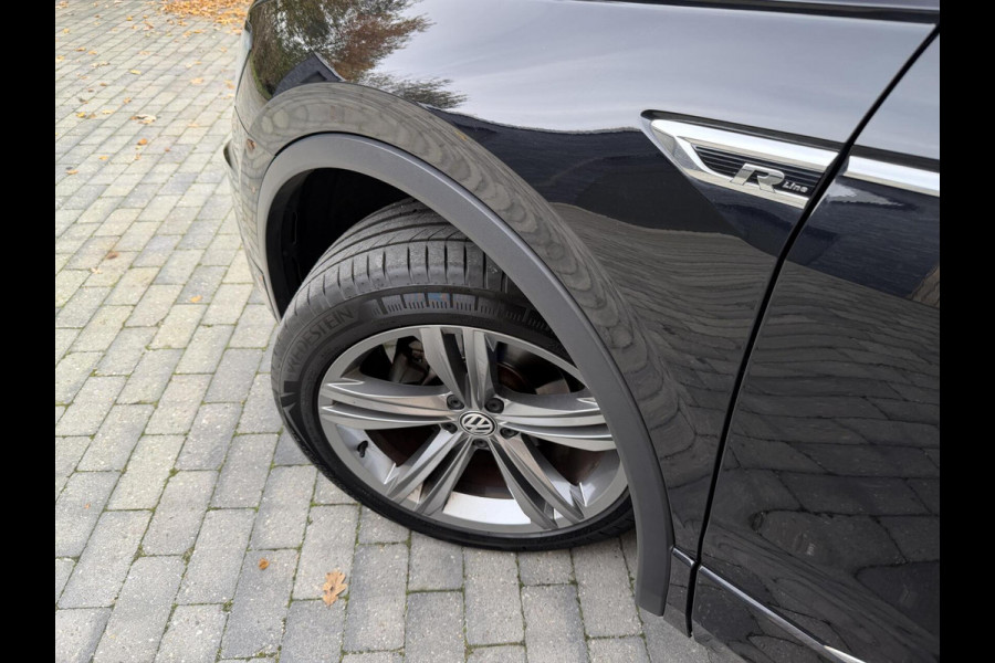 Volkswagen Tiguan 1.4 TSI R-line Handgeschakeld | Half/leer | R-line stuurwiel | LED verlichting | Stoelverwarming | Zwarte hemelbekleding | Apple