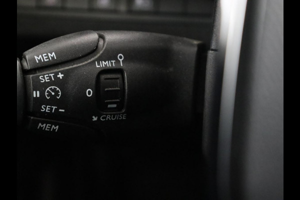 Peugeot 3008 1.6 HYbrid 225 Allure | Carplay | Half leder | Navigatie | Camera | Full LED | Keyless | Bluetooth | Park Assist | Getint glas | Cruise control | Climate control | PHEV | Plug In