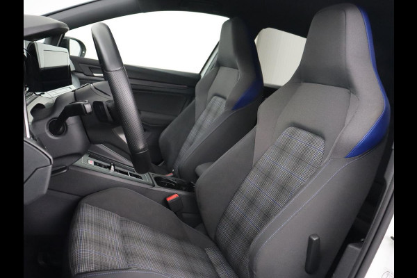 Volkswagen Golf 1.4 eHybrid GTE | Stoelverwarming | Camera | Adaptive cruise | Sfeerverlichting | Navigatie | Sportstoelen | Full LED | Climate control | Parkeerhulp | PHEV | Plug In
