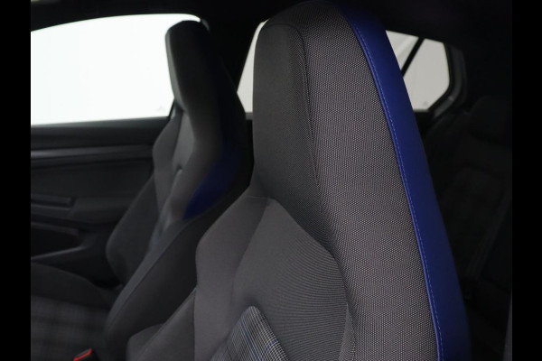 Volkswagen Golf 1.4 eHybrid GTE | Stoelverwarming | Camera | Adaptive cruise | Sfeerverlichting | Navigatie | Sportstoelen | Full LED | Climate control | Parkeerhulp | PHEV | Plug In