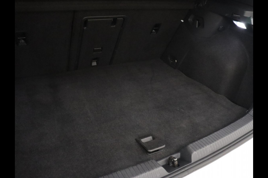 Volkswagen Golf 1.4 eHybrid GTE | Stoelverwarming | Camera | Adaptive cruise | Sfeerverlichting | Navigatie | Sportstoelen | Full LED | Climate control | Parkeerhulp | PHEV | Plug In