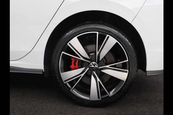 Volkswagen Golf 1.4 eHybrid GTE | Stoelverwarming | Camera | Adaptive cruise | Sfeerverlichting | Navigatie | Sportstoelen | Full LED | Climate control | Parkeerhulp | PHEV | Plug In
