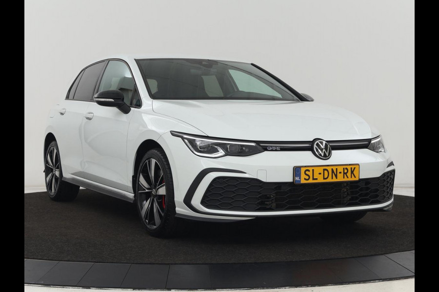 Volkswagen Golf 1.4 eHybrid GTE | Stoelverwarming | Camera | Adaptive cruise | Sfeerverlichting | Navigatie | Sportstoelen | Full LED | Climate control | Parkeerhulp | PHEV | Plug In