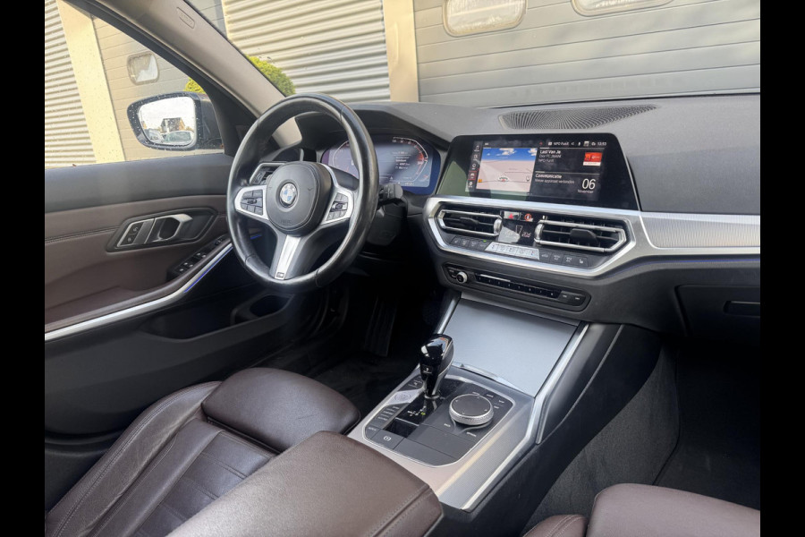BMW 3 Serie Touring 320d Business Edition Plus | Navigatie | Lederen Bekleding | M-Sport Stuur | DAB |