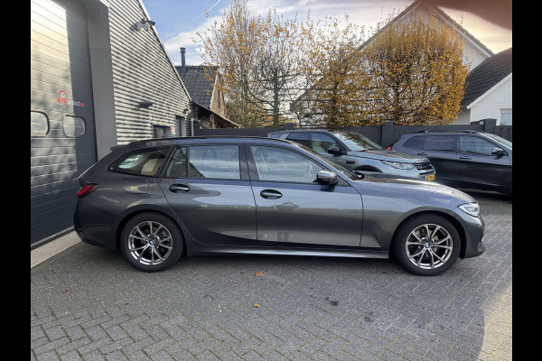 BMW 3 Serie Touring 320d Business Edition Plus | Navigatie | Lederen Bekleding | M-Sport Stuur | DAB |