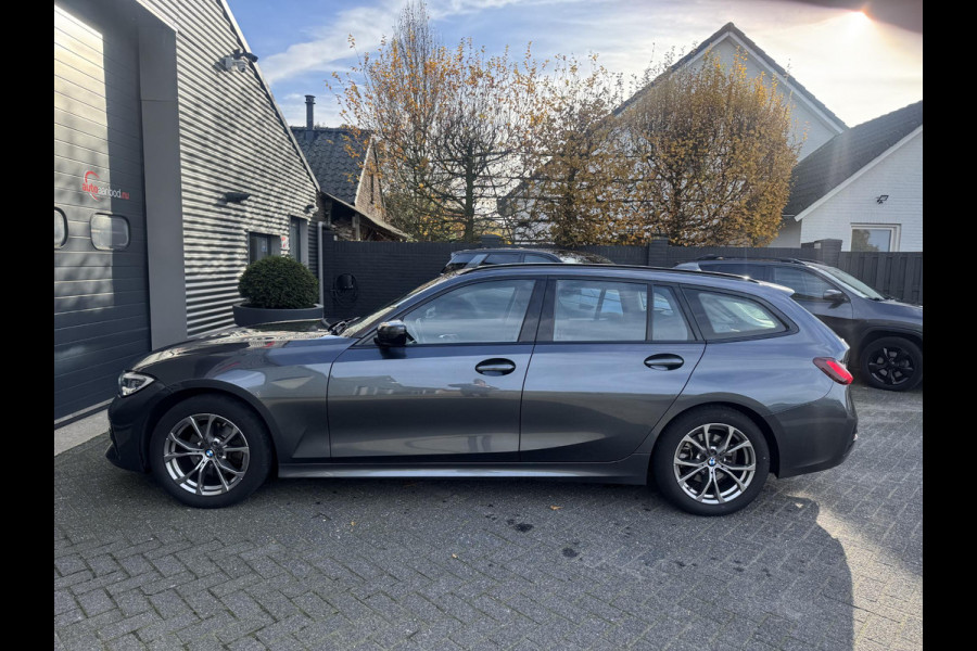 BMW 3 Serie Touring 320d Business Edition Plus | Navigatie | Lederen Bekleding | M-Sport Stuur | DAB |