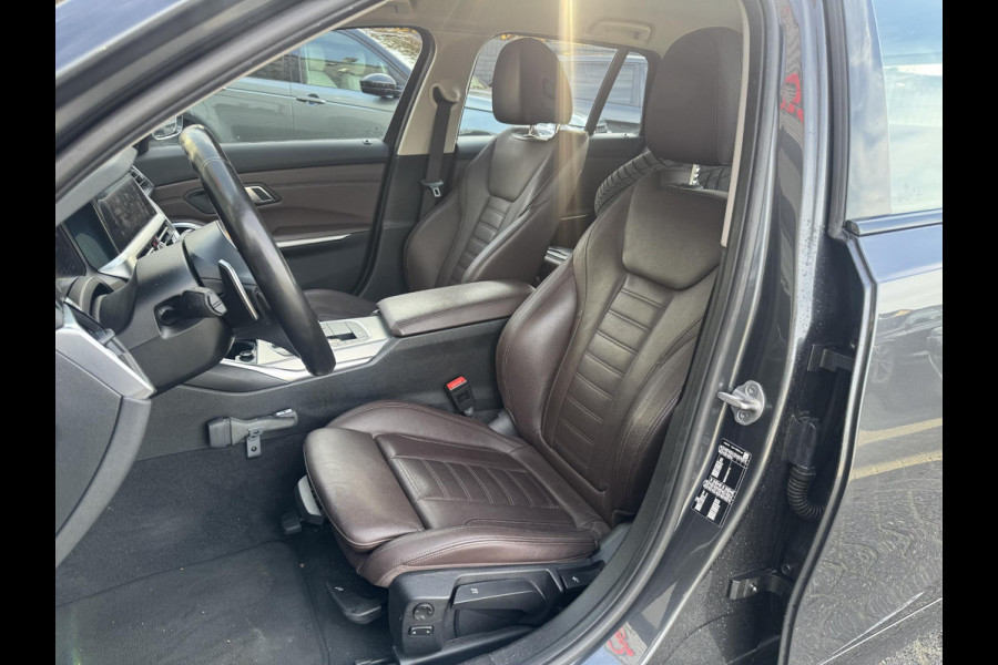 BMW 3 Serie Touring 320d Business Edition Plus | Navigatie | Lederen Bekleding | M-Sport Stuur | DAB |
