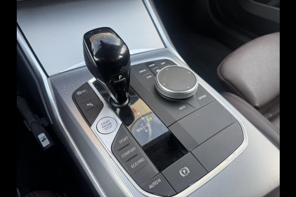 BMW 3 Serie Touring 320d Business Edition Plus | Navigatie | Lederen Bekleding | M-Sport Stuur | DAB |