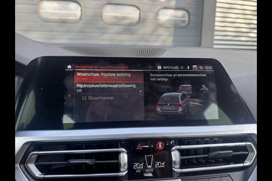 BMW 3 Serie Touring 320d Business Edition Plus | Navigatie | Lederen Bekleding | M-Sport Stuur | DAB |