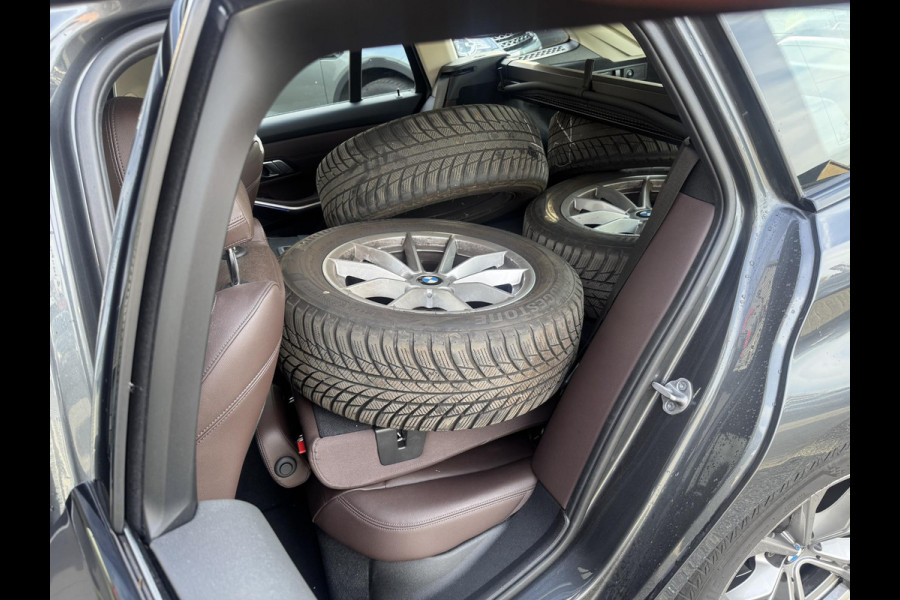 BMW 3 Serie Touring 320d Business Edition Plus | Navigatie | Lederen Bekleding | M-Sport Stuur | DAB |