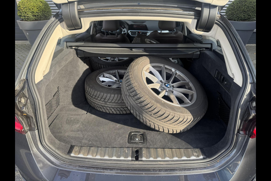 BMW 3 Serie Touring 320d Business Edition Plus | Navigatie | Lederen Bekleding | M-Sport Stuur | DAB |