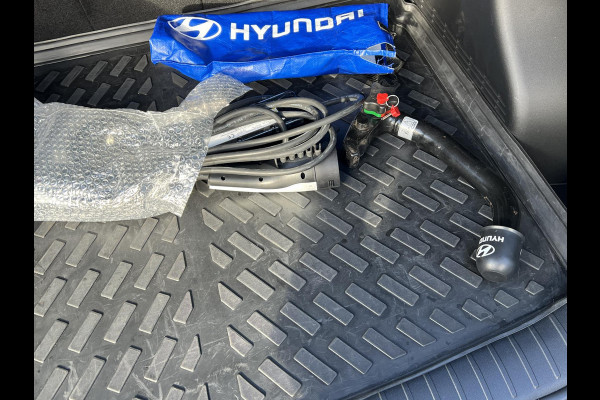 Hyundai Kona Elektro 150 kW Trend 65,4kWh 3-Fase Lader | Dealeronderhouden | Fabrieksgarantie Hyundai tot 2029 | Elektrische Achterklep | Stoel & Stuurverwarming | Afnembare Trekhaak | Rijklaar Geleverd