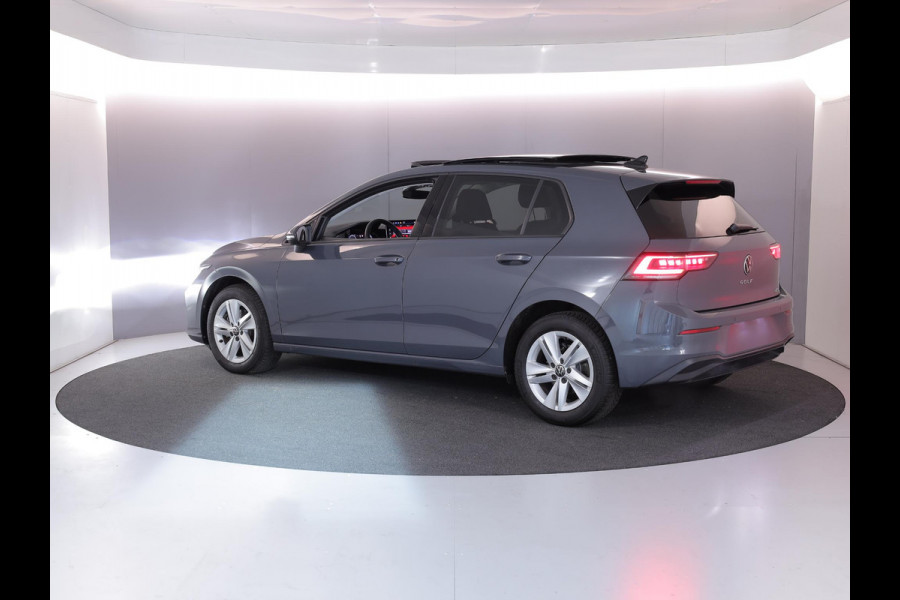 Volkswagen Golf 1.5 eTSI Life Edition 116 pk Automaat (DSG) | Verlengde garantie | Navigatie via App | Panoramadak | Parkeersensoren | Achteruitrijcamera | Matrix LED koplampen | Stoelverwarming |