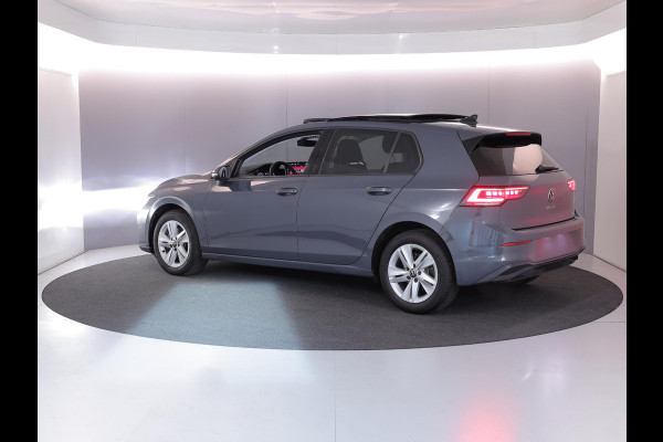 Volkswagen Golf 1.5 eTSI Life Edition 116 pk Automaat (DSG) | Verlengde garantie | Navigatie via App | Panoramadak | Parkeersensoren | Achteruitrijcamera | Matrix LED koplampen | Stoelverwarming |