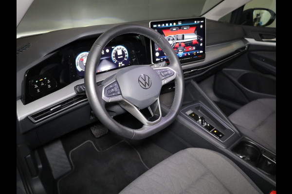 Volkswagen Golf 1.5 eTSI Life Edition 116 pk Automaat (DSG) | Verlengde garantie | Navigatie via App | Panoramadak | Parkeersensoren | Achteruitrijcamera | Matrix LED koplampen | Stoelverwarming |