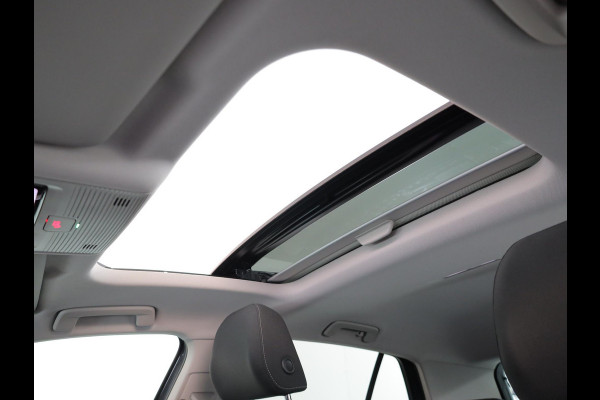 Volkswagen Golf 1.5 eTSI Life Edition 116 pk Automaat (DSG) | Verlengde garantie | Navigatie via App | Panoramadak | Parkeersensoren | Achteruitrijcamera | Matrix LED koplampen | Stoelverwarming |