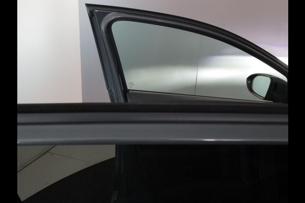 Volkswagen Golf 1.5 eTSI Life Edition 116 pk Automaat (DSG) | Verlengde garantie | Navigatie via App | Panoramadak | Parkeersensoren | Achteruitrijcamera | Matrix LED koplampen | Stoelverwarming |