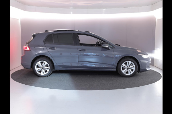 Volkswagen Golf 1.5 eTSI Life Edition 116 pk Automaat (DSG) | Verlengde garantie | Navigatie via App | Panoramadak | Parkeersensoren | Achteruitrijcamera | Matrix LED koplampen | Stoelverwarming |