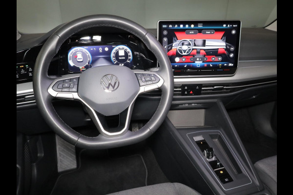 Volkswagen Golf 1.5 eTSI Life Edition 116 pk Automaat (DSG) | Verlengde garantie | Navigatie via App | Panoramadak | Parkeersensoren | Achteruitrijcamera | Matrix LED koplampen | Stoelverwarming |