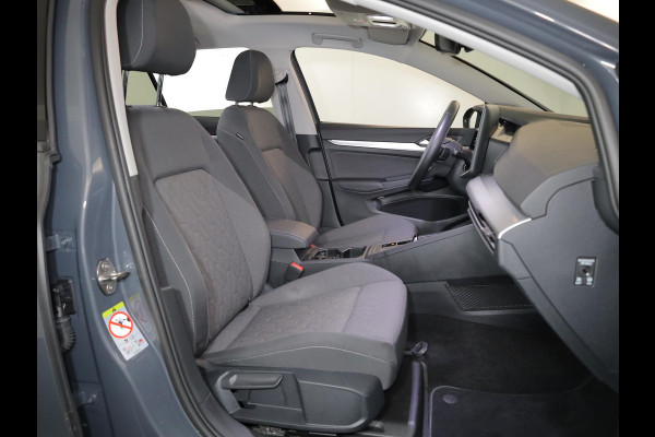 Volkswagen Golf 1.5 eTSI Life Edition 116 pk Automaat (DSG) | Verlengde garantie | Navigatie via App | Panoramadak | Parkeersensoren | Achteruitrijcamera | Matrix LED koplampen | Stoelverwarming |