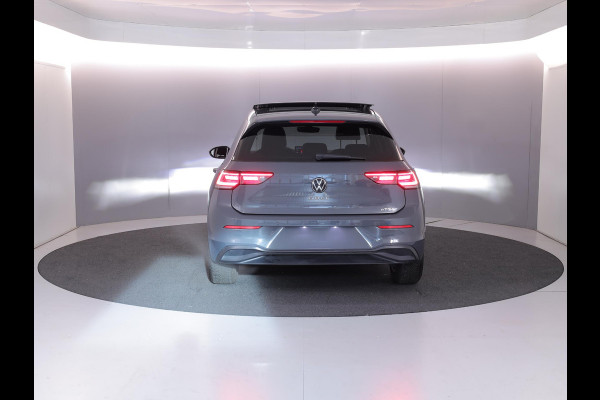 Volkswagen Golf 1.5 eTSI Life Edition 116 pk Automaat (DSG) | Verlengde garantie | Navigatie via App | Panoramadak | Parkeersensoren | Achteruitrijcamera | Matrix LED koplampen | Stoelverwarming |