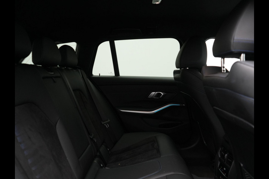BMW 3 Serie Touring 330e M Sport Plug In Hybrid 293pk Dealer O.H. PHEV | Trekhaak Af Fabriek | Sfeerverlichting | Alcantara Sporstoelen Verwarmd | Apple Carplay | Navigatie | Virtual | Cruise Control | DAB |