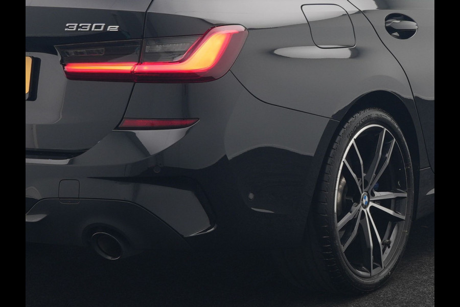 BMW 3 Serie Touring 330e M Sport Plug In Hybrid 293pk Dealer O.H. PHEV | Trekhaak Af Fabriek | Sfeerverlichting | Alcantara Sporstoelen Verwarmd | Apple Carplay | Navigatie | Virtual | Cruise Control | DAB |