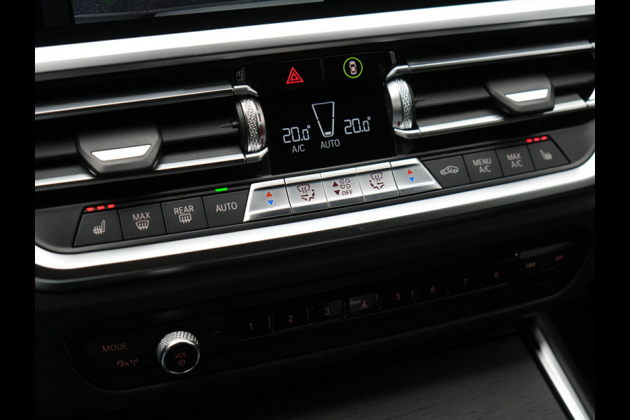 BMW 3 Serie Touring 330e M Sport Plug In Hybrid 293pk Dealer O.H. PHEV | Trekhaak Af Fabriek | Sfeerverlichting | Alcantara Sporstoelen Verwarmd | Apple Carplay | Navigatie | Virtual | Cruise Control | DAB |